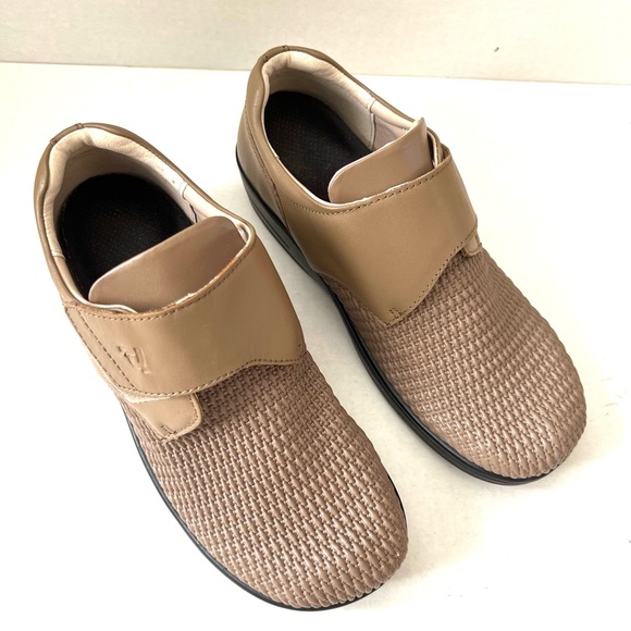 Propet Stretchable Olivia Comfort Shoe Wide 2E - Picture 2 of 12